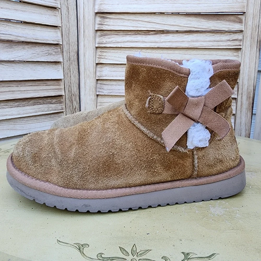 Koolaburra by UGG Sz 7 Chestnut Suede Y2K Victoria Mini Ankle Boots Bows Cozy